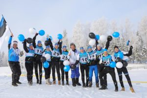 Eesti üliõpilaste koondise ühispilt koos järgmise aasta taliuniversiaadi korraldajaga